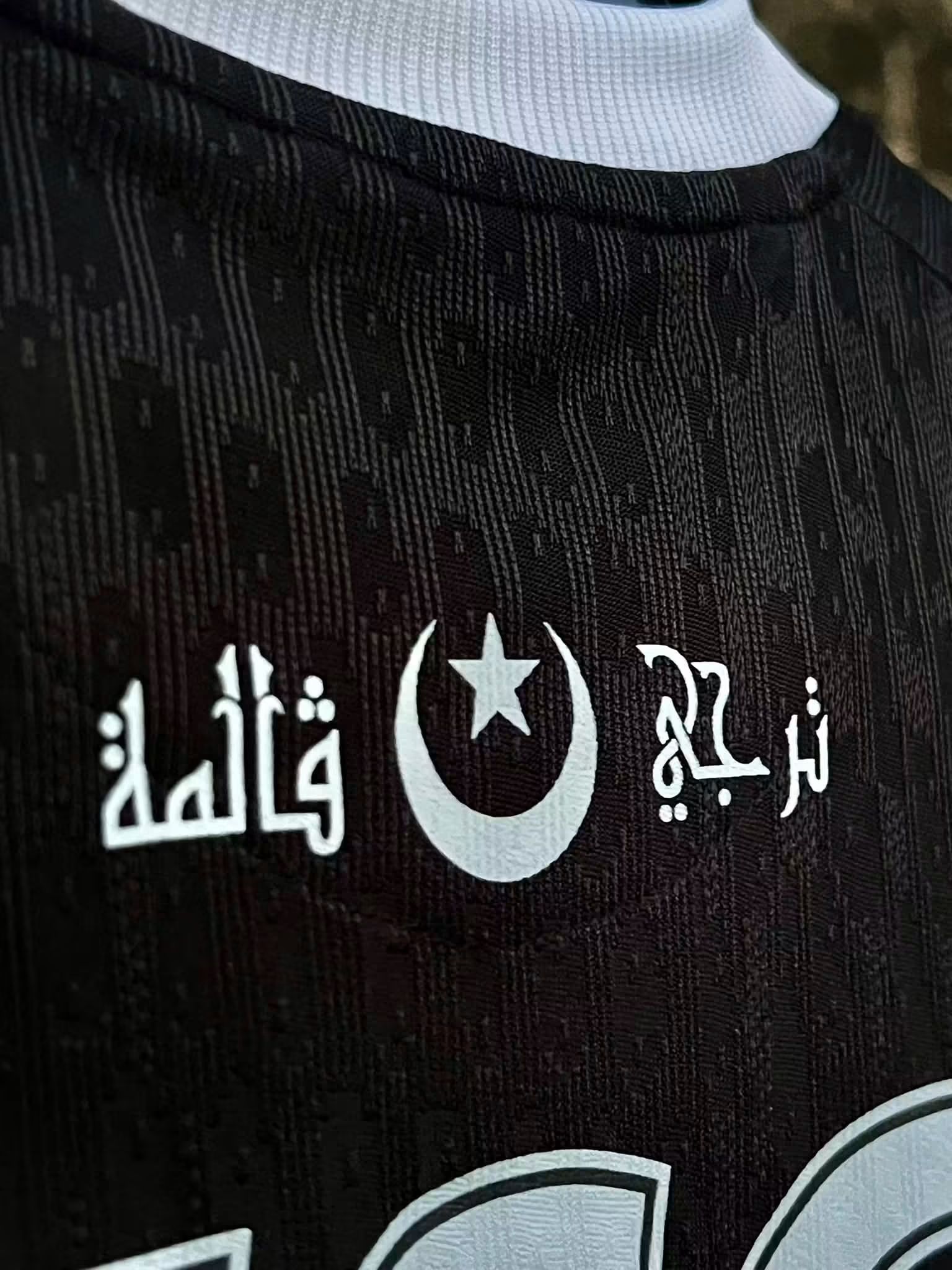 القميص الرسمي للنادي الأسود