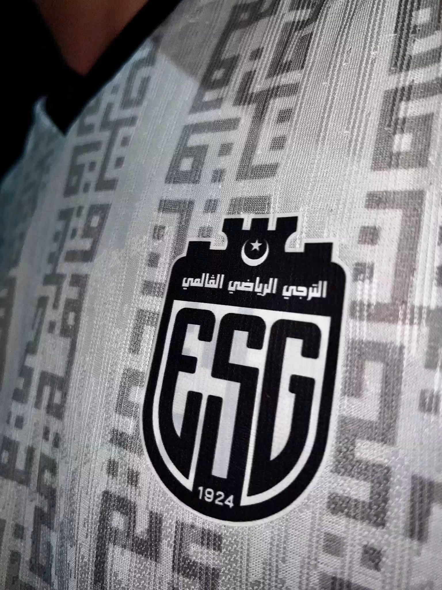 القميص الرسمي للنادي الأبيض